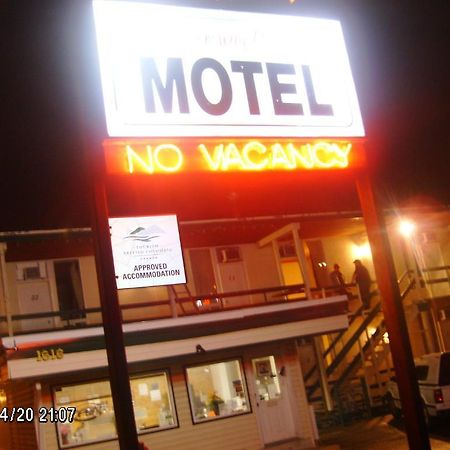 Queensway Court Motel Принс Джордж Екстериор снимка