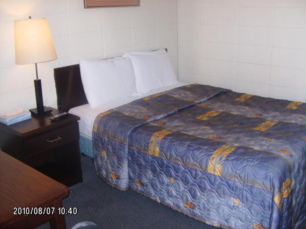 Queensway Court Motel Принс Джордж Екстериор снимка