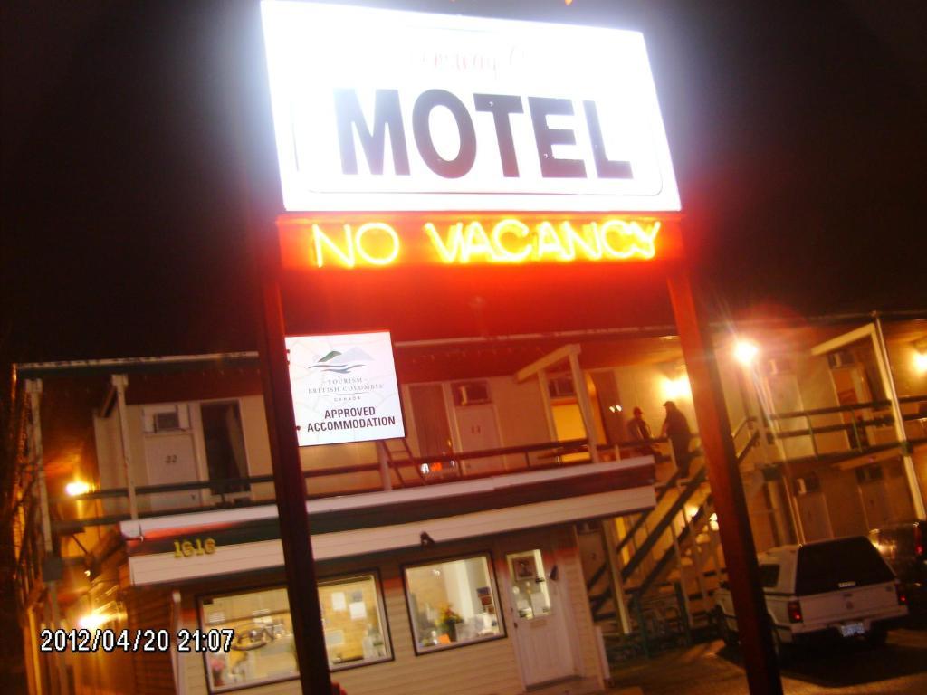 Queensway Court Motel Принс Джордж Екстериор снимка