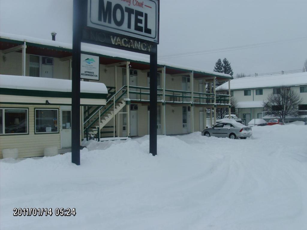 Queensway Court Motel Принс Джордж Екстериор снимка