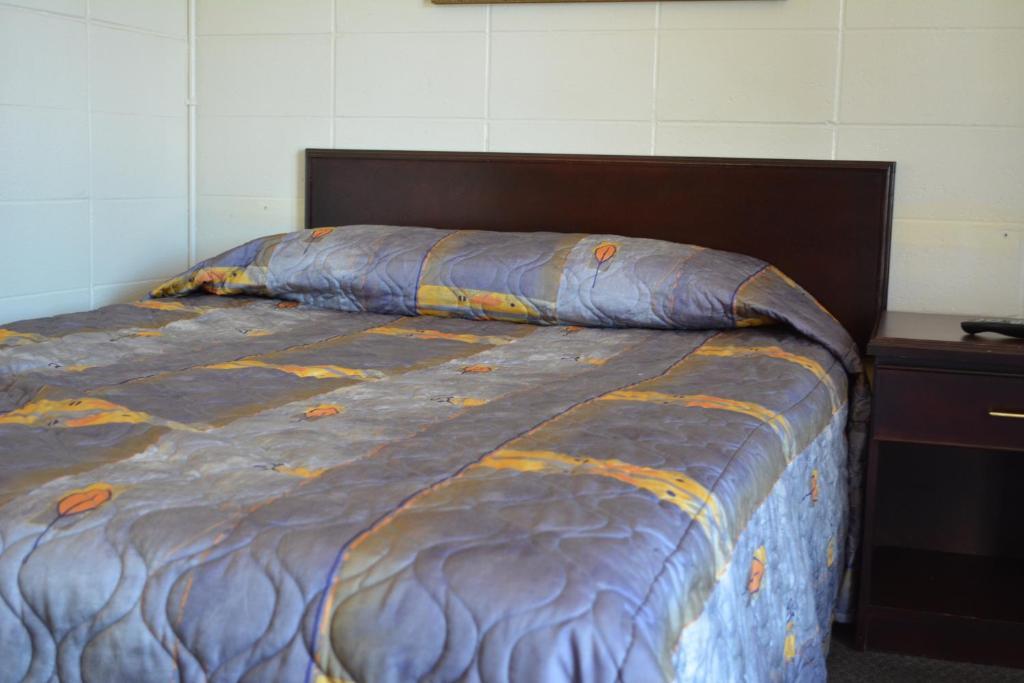 Queensway Court Motel Принс Джордж Екстериор снимка